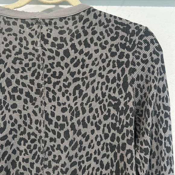 Chaser Gray Leopard Print Long Sleeve waffle knit Tee medium new - Picture 6 of 6